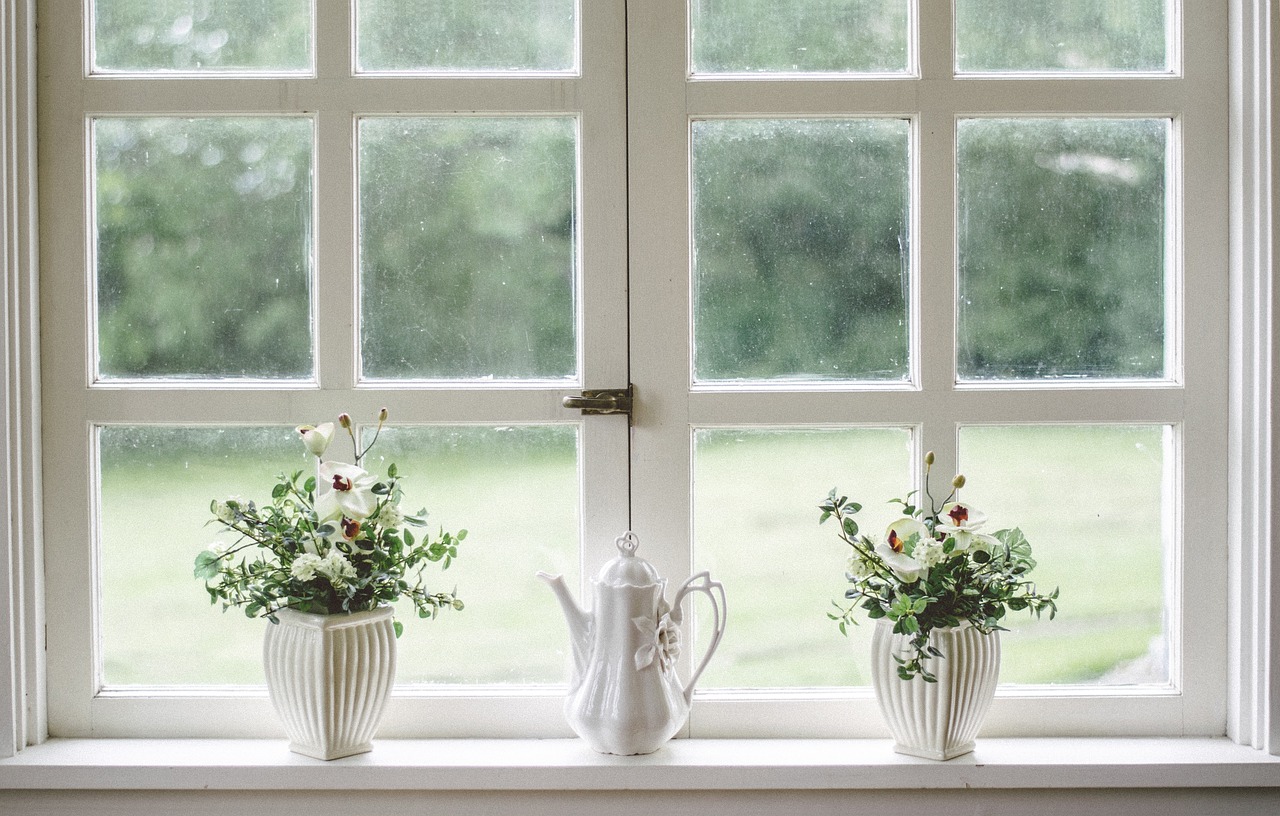 Rustgevende raamoplossing met groene plantenhouders.