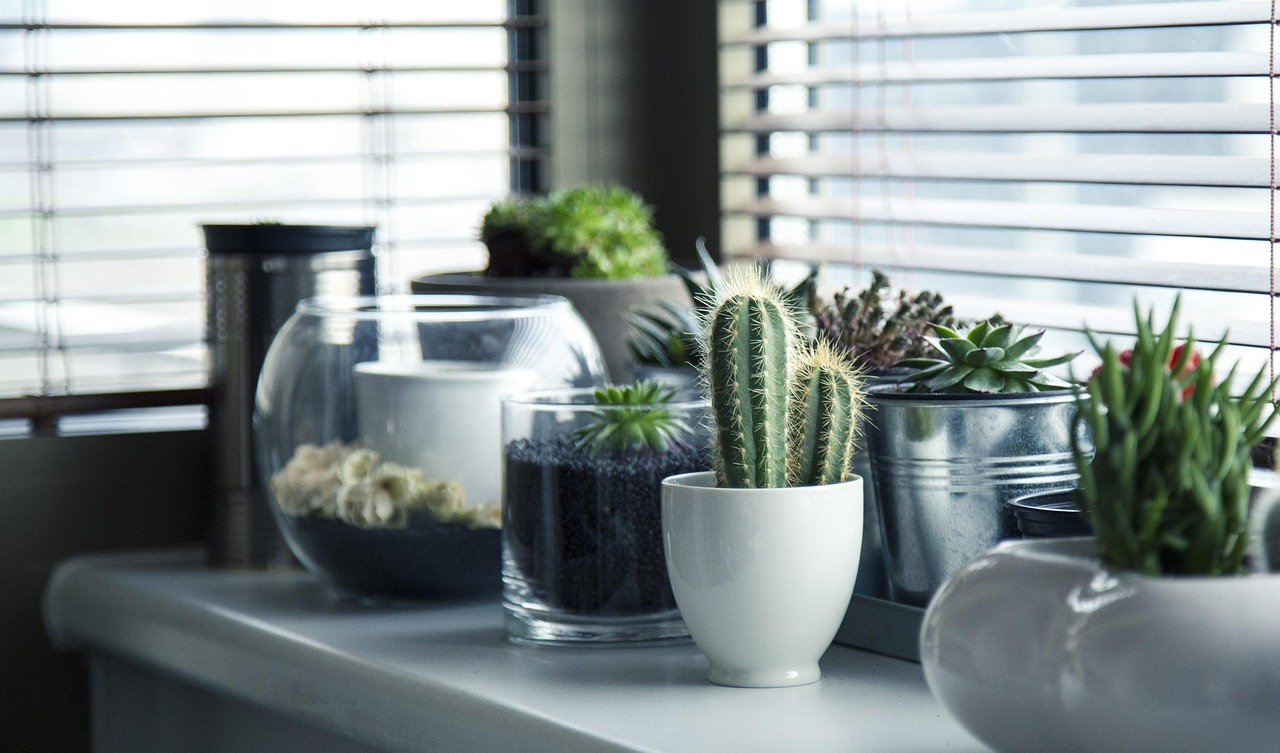 Modulaire decoraties met kleurrijke glas-in-lood panelen.