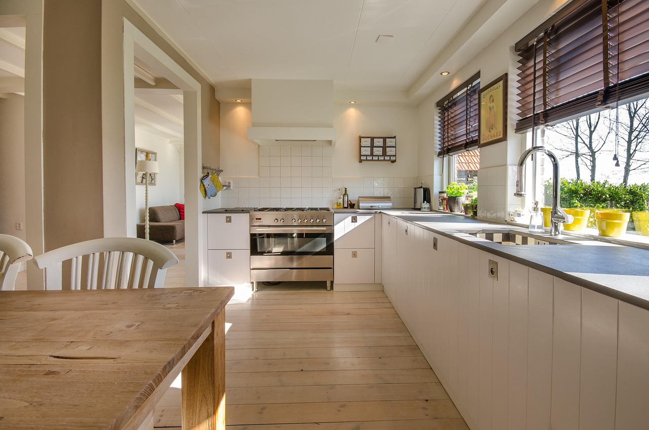 Rustiek interieur met houten meubels en planten.